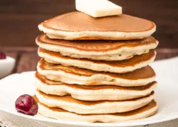 Проста рецепта за пухкави палачинки с равномерна златиста коричка
