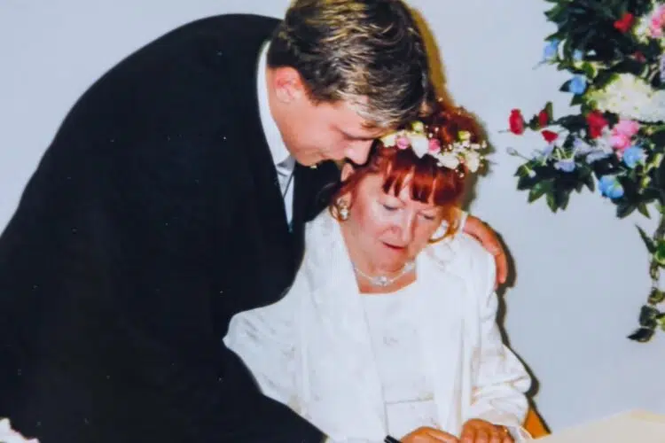 Когато 52-годишната Линда се омъжи за 17-годишно момче, никой не вярваше, че ще останат заедно дълго време…