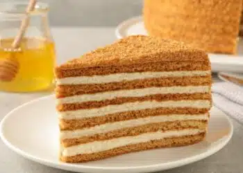 Ммм вкусотия, която трябва да пробваш – рецепта на медена торта, описана стъпка по стъпка!