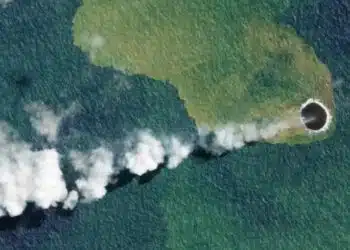 Подводният вулкан Ахий изригна в Тихия океан