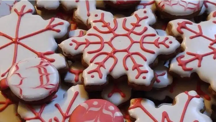 Деликатни новогодишни бисквитки „Снежинка“: прости и бързи