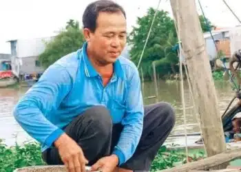 Мъж успя да опитоми цяла река от риби