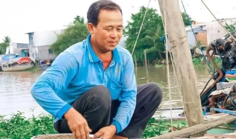 Мъж успя да опитоми цяла река от риби