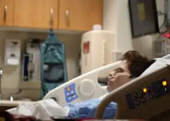 Жена изключи кислородния апарат на съседка в отделението „заради шума“