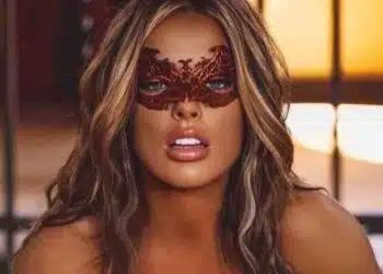 Кеч звезда уволнена заради дръзка фенска снимка