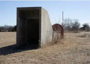 Малка бетонна сграда с мрачна история в продажба за £280 000