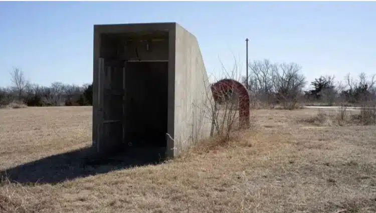 Малка бетонна сграда с мрачна история в продажба за £280 000