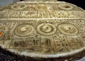 Древен артефакт, който прилича на контролен панел на космически кораб