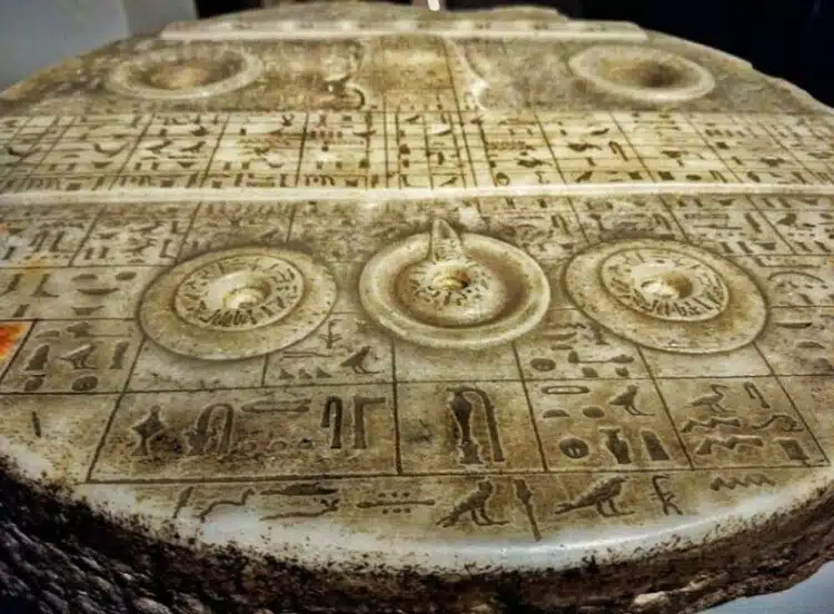 Древен артефакт, който прилича на контролен панел на космически кораб