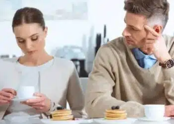 Тези знаци показват, че вашият партньор вероятно ви е предал емоционално