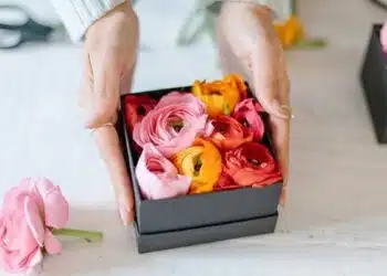 Чудесна идея за през свободното време – изработване на цветна композиция в кутия