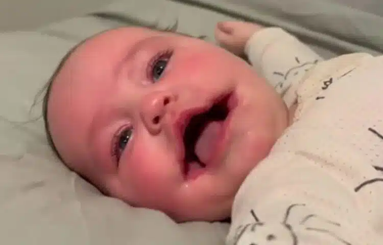 Един рядък случай. Момичето с „постоянната усмивка“