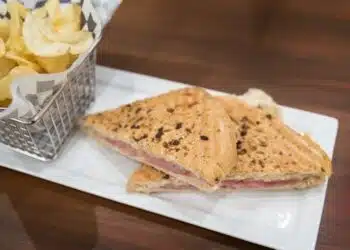 Бърза хапка: панини с шунка и сирене