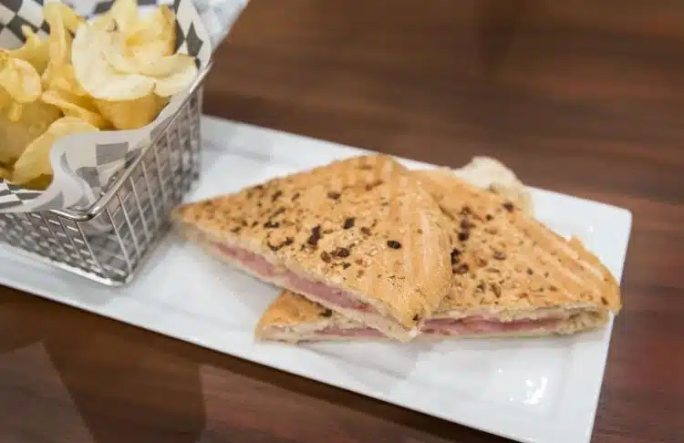 Бърза хапка: панини с шунка и сирене