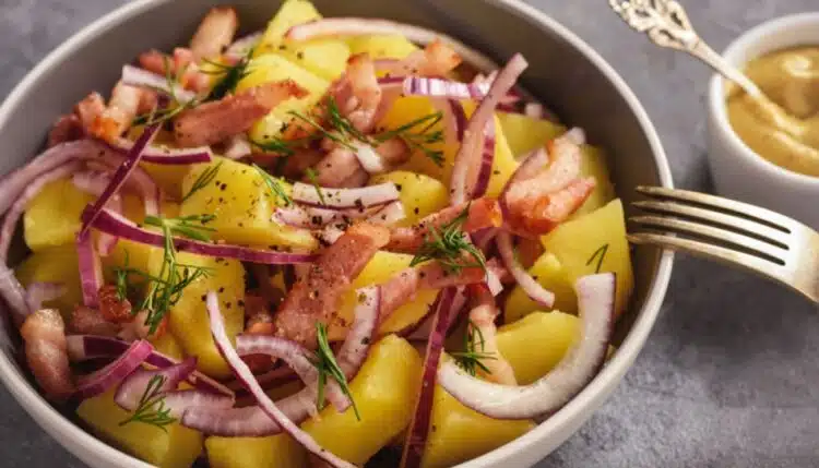 Днешната рецепта: Уникална картофена салата, покрита с страхотен хрупкав бекон