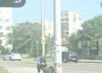 Молба – мили приятели спрете се до дядото, който продава своята чубрица в адската жега, за да си купи хляб