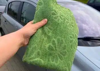 Как една кърпа поставена на таблото на автомобила ни може да разреши проблем в летните жеги: