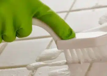 Пред очите Ви, мухълът и мръсотията ще изчезнат. Имам един трик, който ще направи фугите между плочките да блестят от чистота