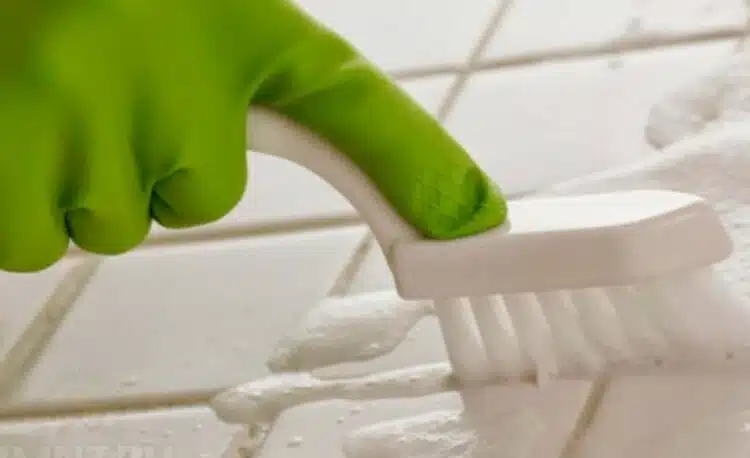 Пред очите Ви, мухълът и мръсотията ще изчезнат. Имам един трик, който ще направи фугите между плочките да блестят от чистота