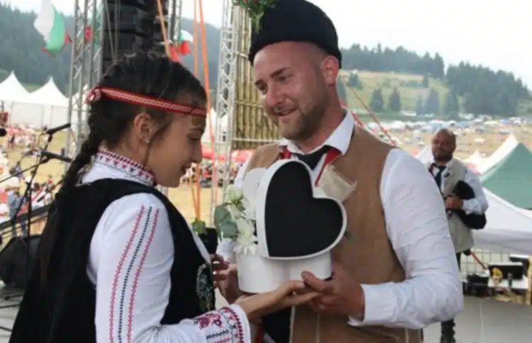 На сцената на Рожен 26 годишен танцьор поиска ръката на любимата си