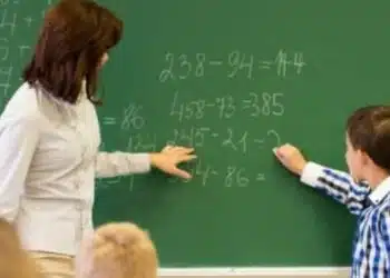 Въпреки очаквания ръст в заплатите на учителите – няма желаещи да преподават на децата