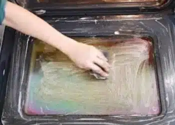 Приготвих си този страхотен домашен спрей за почистване на фурни: Обещавам да не използвам повече готови препарати!