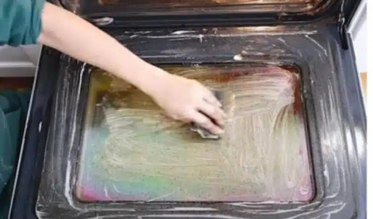 Приготвих си този страхотен домашен спрей за почистване на фурни: Обещавам да не използвам повече готови препарати!