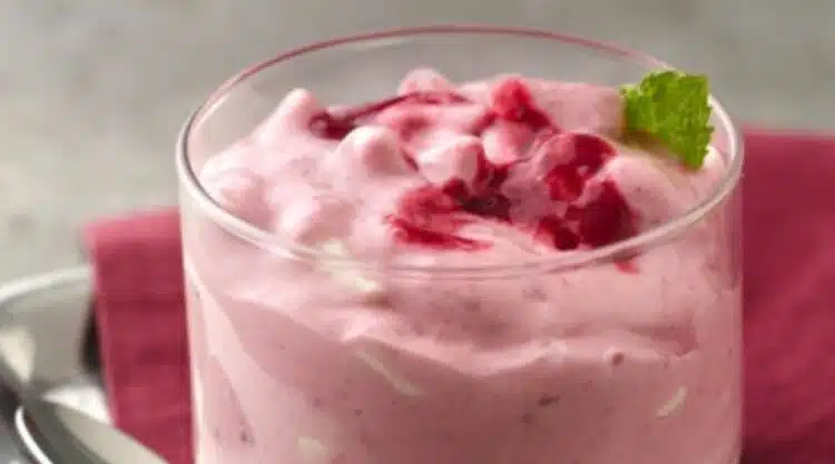 Сладоледът от кисело мляко с вкус на малини е истинско блаженство в горещото време