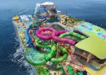 Само 5 пъти по-голям от Титаник! Най-големият кораб в историята с водопад и пързалка очаква своите първи туристи