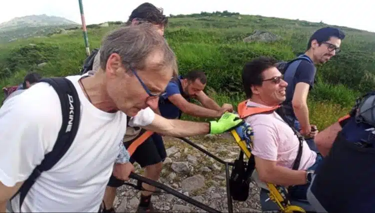 Доброто съществува! До Черни връх качиха на ръце хора с увреждания!