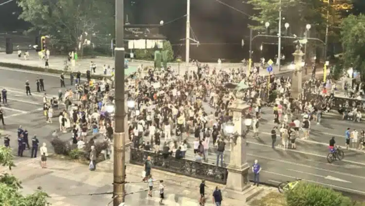 От протестите: Затворен бе Орлов мост в София, протестиращите скандираха „Дебора не си сама! Повече нито една!“