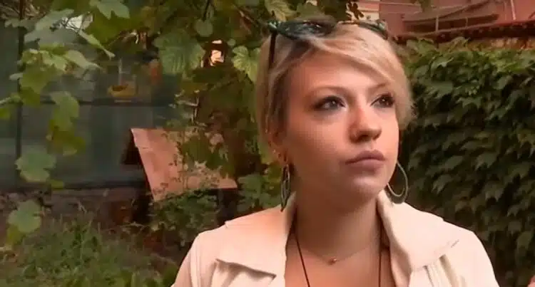 Бременна жена сподели пред медиите за тормоз от съсед, който залепил входната врата на апартамента ѝ