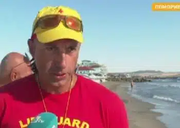 Две деца и баща им, които се намираха до шамандура, бяха спасени в Поморие!