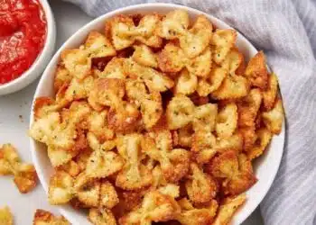 Вместо вредни магазинни: как да приготвим хрупкав чипс от пържена паста (ВИДЕО)