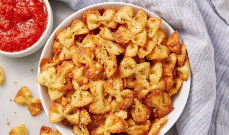 Вместо вредни магазинни: как да приготвим хрупкав чипс от пържена паста (ВИДЕО)