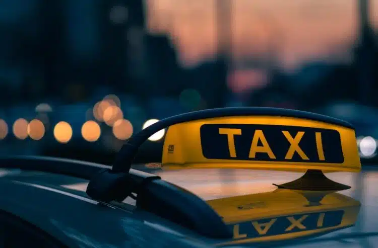 Добрият пример! Таксиметров шофьор върна на свой клиент забравена чанта с 40 000 евро вътре в нея!