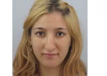 Виждали ли сте тази млада жена? Полицията я издирва, заедно с 2 годишно момиче!