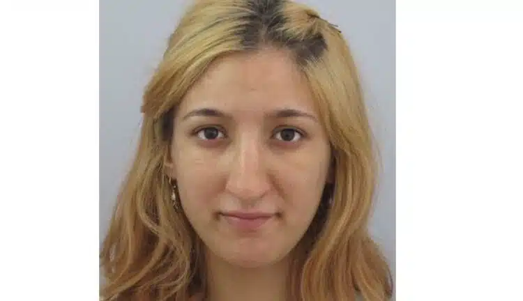 Виждали ли сте тази млада жена? Полицията я издирва, заедно с 2 годишно момиче!