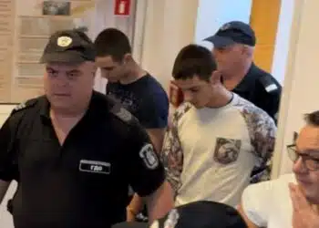 Как посрещнаха протестиращите близнаците в пловдивския съд? Майката на Митко бе обляна в сълзи…