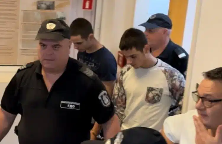 Как посрещнаха протестиращите близнаците в пловдивския съд? Майката на Митко бе обляна в сълзи…