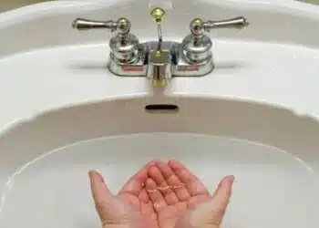 Малцина знаят отговора: За какво служи вторият отвор на мивката?