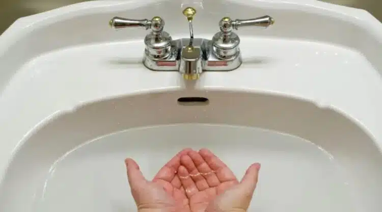 Малцина знаят отговора: За какво служи вторият отвор на мивката?