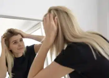 Имате сиви коси? Не се тревожете, с това средсво ще изчезнат завинаги!