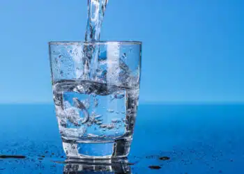 Да пиете или не: опасно ли е смесването на преварена и непреварена вода?