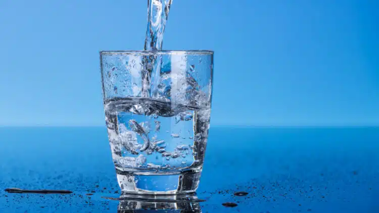 Да пиете или не: опасно ли е смесването на преварена и непреварена вода?