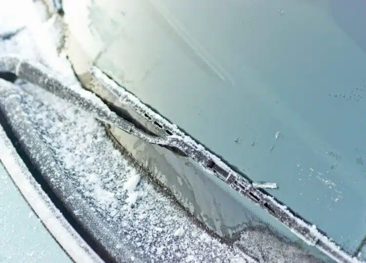 Как да спасим чистачките от заледяване: интересен лайфхак, за който шофьорите трябва да знаят