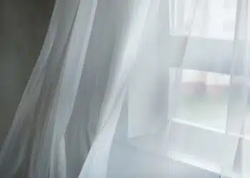 200 грама – и пожълтелият тюл блести като в деня, когато е закупен