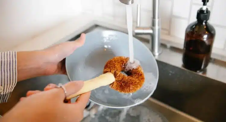 Накисвате съдовете погрешно: спрете да повтаряте едни и същи грешки – ето как наистина работи