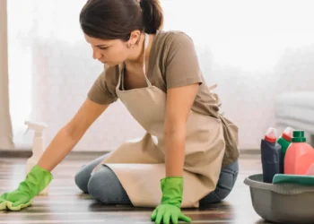 Половин чаша директно във водата и подовете ще блестят: тайната съставка за измиване е разкрита