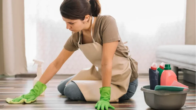 Половин чаша директно във водата и подовете ще блестят: тайната съставка за измиване е разкрита